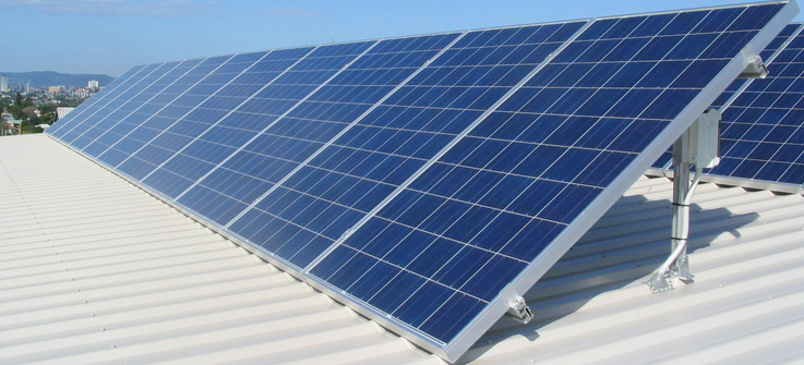 panel surya di atas atap